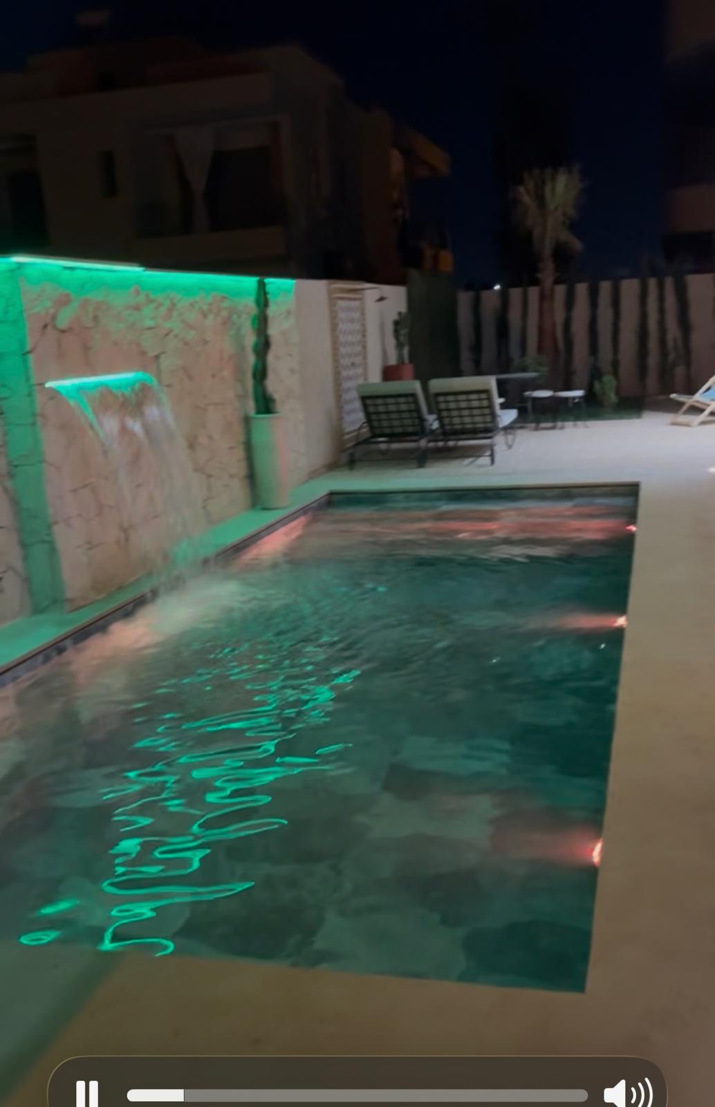 La piscine sous les lumières